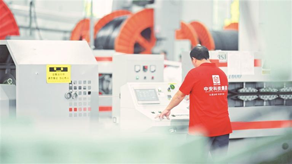 贵阳中安科技集团有限公司生产车间内，工人正在检查设备.png