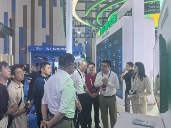 云端驭势 聚浪成潮1.jpg